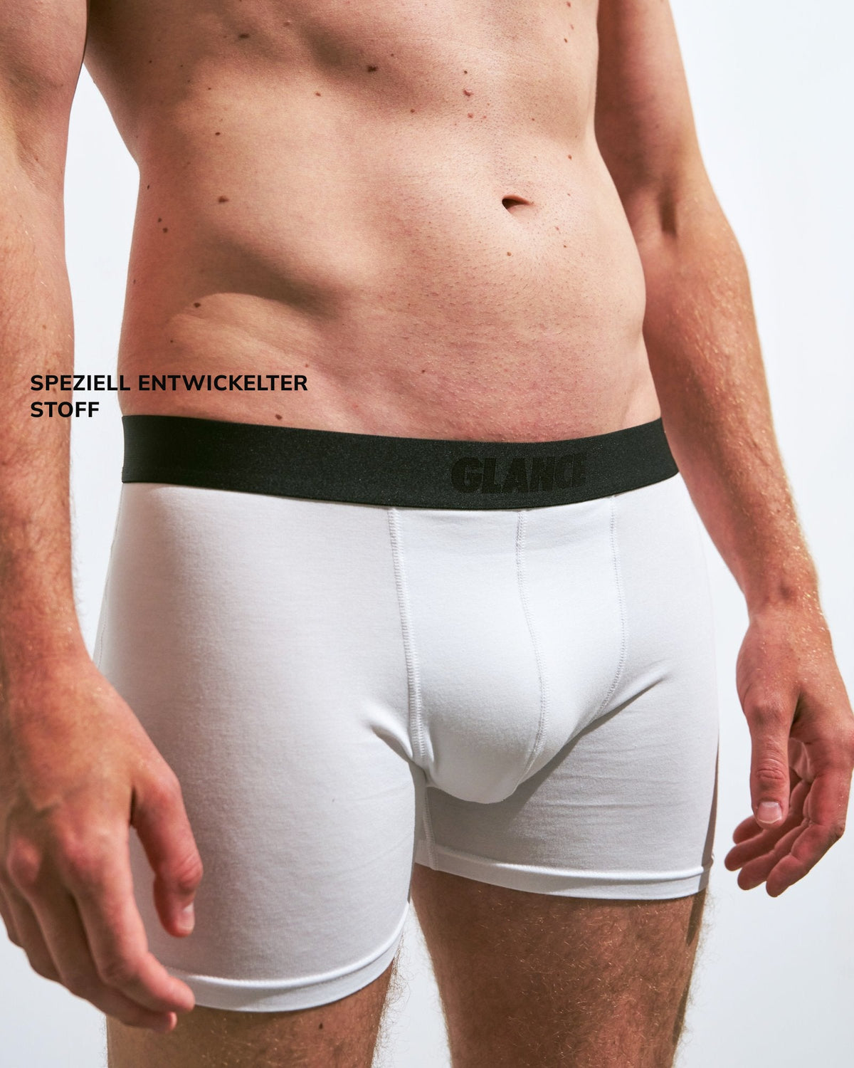 Mann steht in weißen Bambus-Boxershorts, speziell entwickelter Stoff