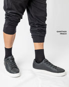 Schwarze Bambus-Kurzsocken zu dunklen Sneakern, ganztags frisch